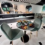 Hollywood By Hotel 4*