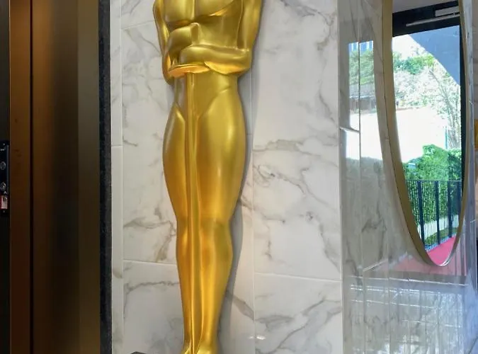 Hollywood By 4*