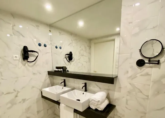 Hotel Hollywood By 4*
